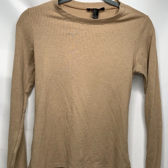 Long sleeve with a peekaboo - Picture 1 of 2